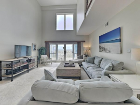 Awesome home in Pensacola Beach with Outdoor swimming pool and 3 Bedrooms